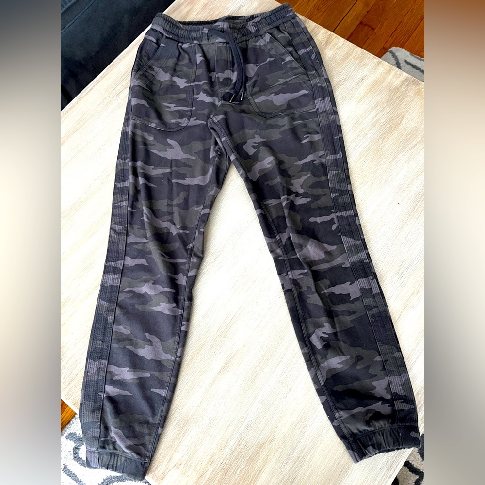 Athleta Camo Farallon Jogger
0 | Black Olive Camo like new